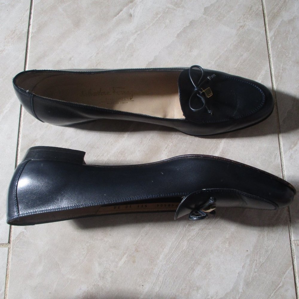Salvatore Ferragamo Boutique Bow Front Flat Pumps sz 10 A Navy Blue Leather